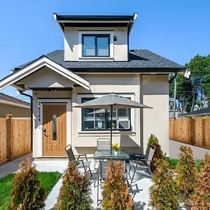 Three Bedrooms New Laneway House Near Public Transit Villa
